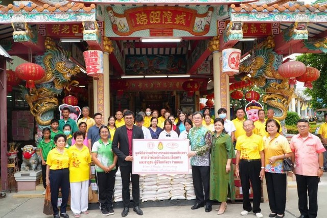 ฉะเชิงเทรา-ผู้ว่าฉะเชิงเทรา รับมอบ ข้าวสารอาหารแห้งและน้ำดื่ม จากมูลนิธิสว่างศรัทธาธรรมสถานฉะเชิงเทรา ศาลเจ้าพ่อหลักเมืองฉะเชิงเทราและสาธุชน ผู้มีจิตศรัทธา