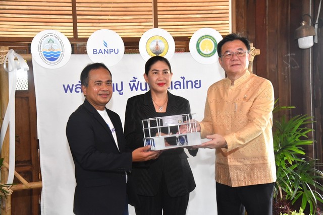 ฉะเชิงเทรา-นายกเมืองฉะเชิงเทรา รับมอบนวัตกรรมทุ่นดักขยะ ไม่ใช้พลังงาน