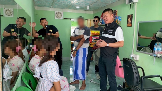 ตม.จว.กาญจนบุรี บุกรวบต่างด้าวชาวเมียนมา แอบเปิดร้านเสริมสวย แย่งอาชีพคนไทย