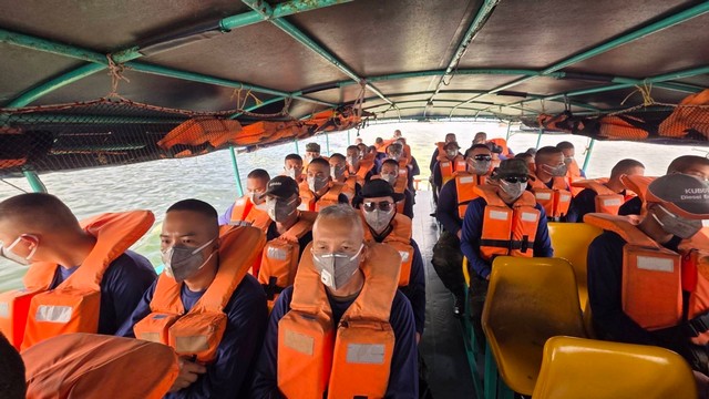 ศูนย์บรรเทาสาธารณภัย ทัพเรือภาคที่ 1 สนับสนุนเต็มกำลัง เพื่อขจัดคราบน้ำมันรั่วไหล (อ.ศรีราชา)