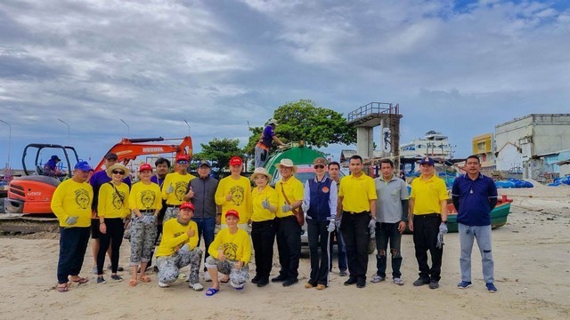 ทัพเรือภาคที่ 1 ร่วมกิจกรรมเก็บขยะชายหาดกับกลุ่ม “ใจถึงใจ คนไทยไม่ทิ้งกัน” ในโอกาสครบรอบการจัดตั้ง กลุ่มอาสาสมัครใจถึงใจคนไทยไม่ทิ้งกันครบ 11 ปี ต่อเนื่องจากกิจกรรมเก็บขยะชายหาดครั้งที่ 10 เนื่องในวันทะเลโลก