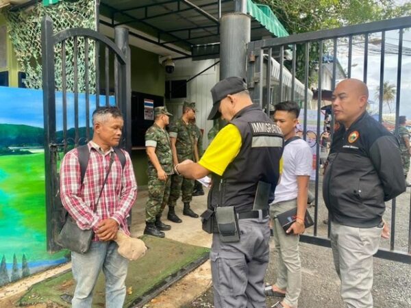 ตราด-ชาวแรงงานเฮแห่กลับบ้านกัมพูชา“ความคืบหน้ามาตรการยกระดับการควบคุมการผ่านแดน ที่จุดผ่านแดนถาวรบ้านหาดเล็ก พร้อมพระเกจิมอบวัตถุมงคลให้กำลังใจทหาร