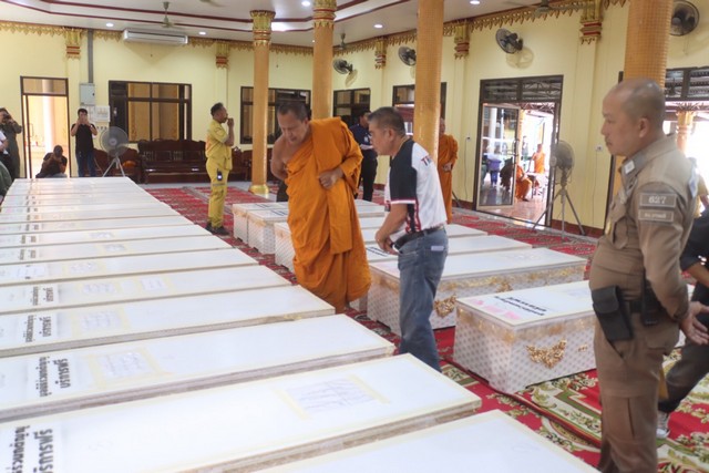 สมุทรปราการ-จนท. ร่วมกตัญญู พระสงฆ์ ช่วยกันเคลื่อนย้ายร่างอาจารย์ใหญ่ มาประกอบพิธี ณ วัดบางพลีใหญ่กลาง