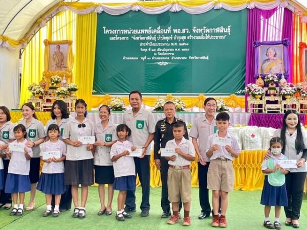 กาฬสินธุ์-ทสจ.กาฬสินธุ์แจกกล้าไม้ปลูกตามนโยบายคนกาฬสินธุ์ รักกาฬสินธุ์ ปลูกต้นไม้คนละต้น