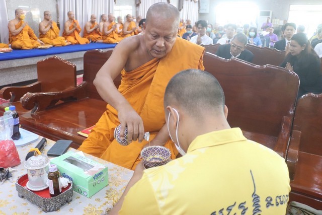 สมุทรปราการ-“เจ้าคุณแจ้” นำคณะสงฆ์วัดบางพลีใหญ่กลาง ประกอบพิธีบังสุกุลอัฐิร่างอาจารย์ใหญ่