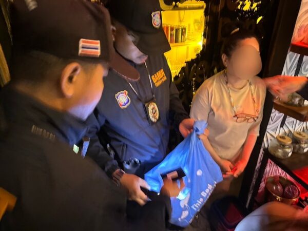 สุราษฎร์ธานี-บุกจับร้านจำหน่ายบารากุหรือชิช่าให้กับนักท่องเที่ยวกลางเมืองเกาะพะงัน เปิดท้าทายเจ้าหน้าที่ ยึดของกลางเพียบร้องไห้เคยถูกจับมาแล้ว