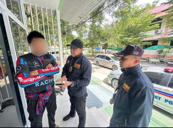 ตำรวจท่องเที่ยวจับหนุ่มตามหมายจับพร้อมปืนกระสุนปืนยาช่วงระดมกวาดล้าง