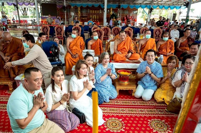 “หลวงปู่ศิลา” และ “หลวงปู่เวิน” ร่วมอธิษฐานจิตปลุกเสกวัตถุมงคล “พญาครุฑ รุ่น มหาปารมี ศรีอุดมทรัพย์ รวย ล้าน ล้าน” วาระที่ ๒”สราลี”  และ “วุฒิศักดิ์” ร่วมพิธีด้วย