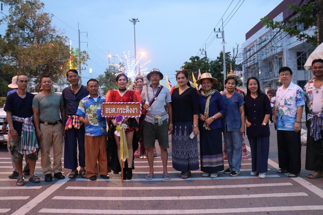 สงขลา-“นายกสุพิศ” โชว์ฟิตแบกลูกโหนดของดีคาบสมุทรสทิงพระ หนุนงานวันลูกโหนดเป็นเทศกาลสุดยิ่งใหญ่ประจำปีของอบจ.สงขลา