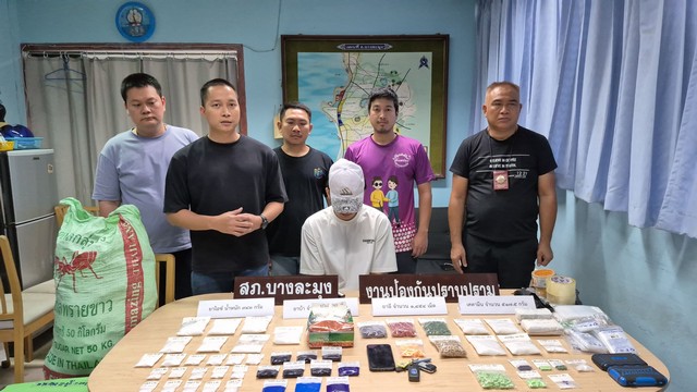 ชลบุรี-สะเทือนสายปาร์ตี้ สืบบางละมุงรวบ “นักโยนยา” พร้อมของกลางยาเสพติดหลายชนิด ยึดไอซ์-ยาบ้า-ยาอี-เคตามีน รวมมูลค่ากว่าล้านบาท