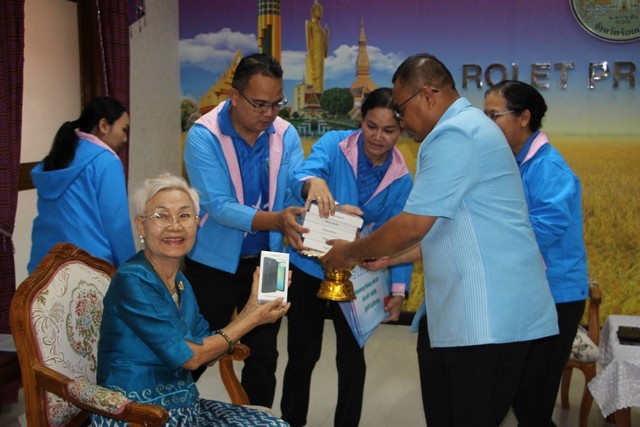 ร้อยเอ็ด…พ่อเมือง101 มอบโทรศัพท์มือถือ ขอบคุณประชาชนร่วมตอบสำมะโนประชากรออนไลน์ ปี 2568 โดย สำนักงานสถิติจังหวัดร้อยเอ็ด