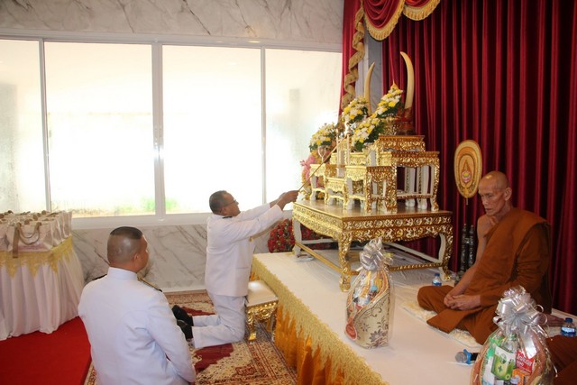 ร้อยเอ็ด…ผู้ว่าฯร้อยเอ็ดมอบสิ่งของพระราชทานแก่ ส่วนราชการ และภาคประชาชน ที่ร่วมสนับสนุนกิจกรรม “ปูทาง สู่การตื่นรู้ ธรรมนาวา วัง” ภาคประชาชน รุ่นที่ 3