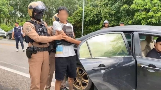 สงขลา-ตำรวจภูธรจังหวัดสงขลาแถลงข่าวรวบมือยิงอาก้ากว่า 30 นัด ถล่มร้านขายของชำ-ขายน้ำกระท่อม เมืองสงขลา รับสารภาพแค้น ถูกเจ้าของร้านหลอกว่าจะช่วยคดี