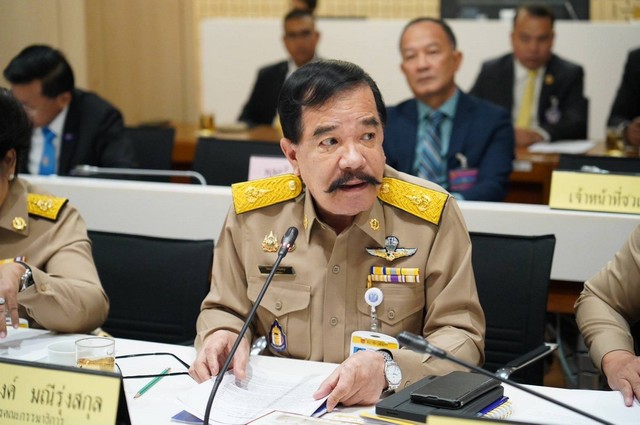 คณะกรรมาธิการทหารฯ เตรียมบินด่วนลงพื้นที่ดูสภาพจริง ฟังข้อมูลทหารในพื้นที่ ไม่ไว้วางใจรัฐบาลที่บริหารประเทศโดยตระกูล”ชินวัตร” หวั่น มีผลประโยชน์ทับซ้อน “นิพิฏฐ์” ฟัง สส. , สว. พูด