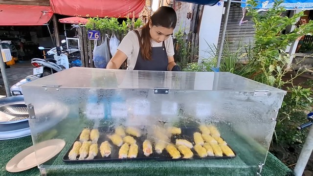 ร้านกันเองเกี๊ยวหมูเด้งคำโต ชิ้น 12 บาท 5 ไส้ ร้านเปิดใหม่ เปิดให้ลองลิ้มชิมรสชาติ เป็นอาหารเช้ารสเด็ต มีลูกค้าแวะเวียนมาอุดหนุนซื้อเกี๊ยวกลับไปกินที่บ้านอย่างต่อเนื่อง