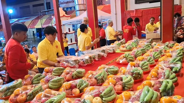 สงขลา-พิธีอัญเชิญเสาโกเต้งหรือเสาเทวดาลง เพื่อปิดงานสมโภชเจ้าพ่อหลักเมืองสงขลา ครบรอบ 183 ปี และมีการประมูลเสาโกเต้งในราคาที่สูงถึง 50,000 บาท