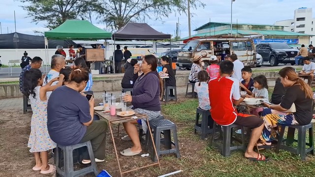 สงขลา-ร้านกาแฟริมชายหาด นำร่มหลากสี มากางให้ลูกค้า เนื่องจากในช่วงนี้สภาพอากาศร้อน