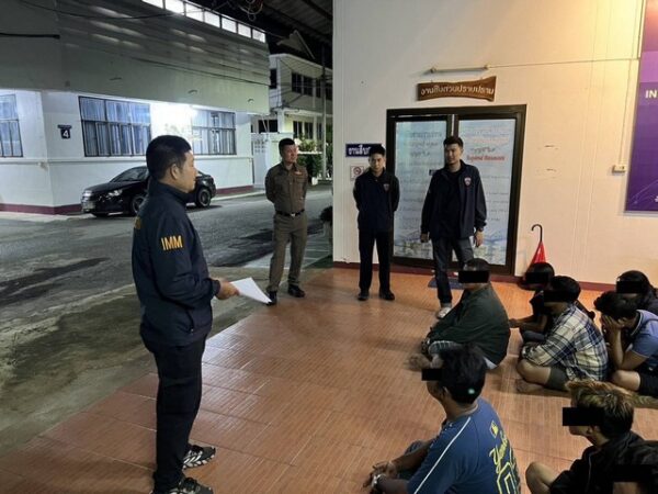 ตม.จว.กาญจนบุรี สกัดจับรถขนคนต่างด้าวผิดกฎหมาย