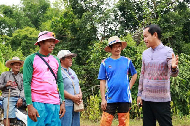 พิษณุโลก รองนายก อบจ.พิษณุโลก นำเจ้าหน้าที่พร้อมเครื่องจักรกลช่วยขุดลอกวัชพืชเปิดทางน้ำแก้ปัญหาน้ำท่วมขังนาข้าวของเกษตรกรในพื้นที่ ต.วังพิกุล อ.วังทอง