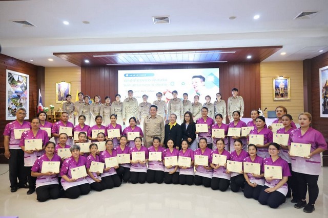 พิษณุโลก นายก อบจ.พิษณุโลก มอบเกียรติบัตร ผู้อบรมหลักสูตรการดูแลผู้สูงอายุ (Caregiver) 420 ชั่วโมง