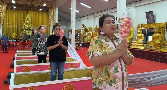 นครนายก – นักท่องเที่ยวให้ความศรัทธาเดินทางเข้าพิธีนอนโลงศพวัดหลวงพ่อปากแดงจังหวัดนครนายก