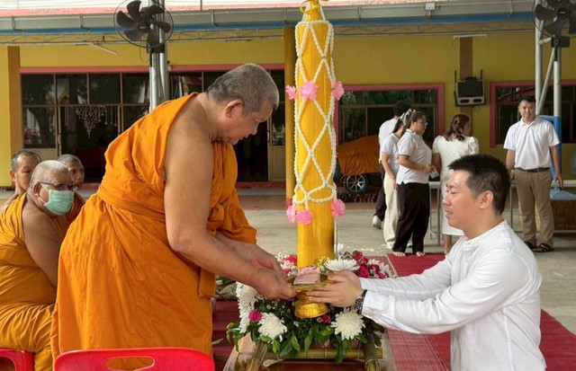 นครนายก – สีสันผอ.รร.หัวเขาแก้วขี่รถจักรยานยนต์พ่วงข้างนำขบวนแห่เทียนพรรษา