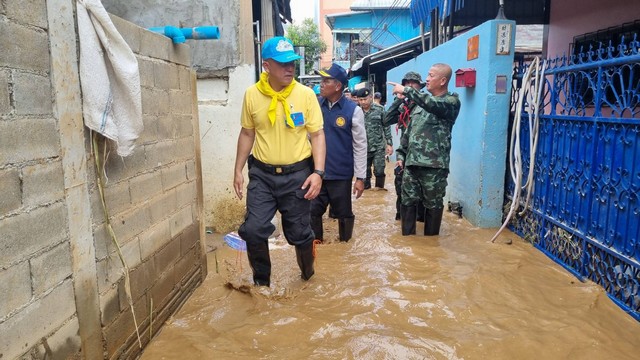 แม่ทัพภาคที่ 3 ลงพื้นที่ติดตามสถานการณ์น้ำท่วม ให้กำลังใจประชาชน และเจ้าหน้าที่ อ.แม่สาย จ.เชียงราย