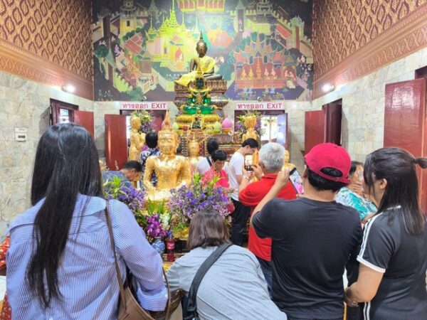 นครนายก – โค้งสุดท้ายนักท่องเที่ยวเข้าส่องเลขเด็ดอ่างน้ำมนต์วัดหลวงพ่อปากแดง พร้อมขอพร โชคลาภ ธุรกิจ หน้าที่การงาน ใกล้วันหวยออก