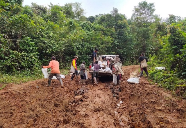 แม่ฮ่องสอน-Safe ไว้ก่อน อบต.แม่สามแลบ ชาวบ้านขนดินหินปิดร่องลึกเพื่อการสัญจรที่ปลอดภัย เตือนไม่จำเป็นขอให้เลี่ยงเดินทาง บางจุดแนะใช้เรือ