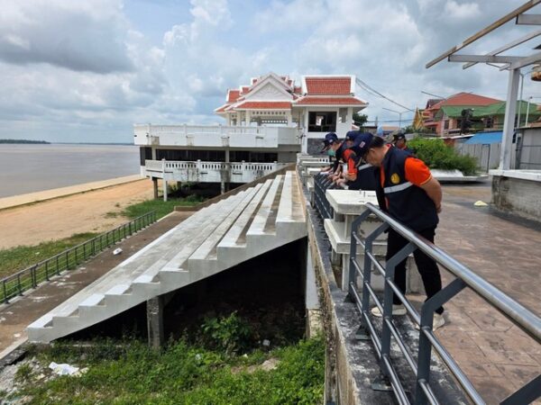 มุกดาหาร​ -​แก้ไขแล้ว! ‘จุดเสี่ยง’ ราวกันตกตลาดอินโดจีนมุกดาหาร แต่ยังเหลือจุดอันตรายใกล้บันไดที่รอการปรับปรุง”