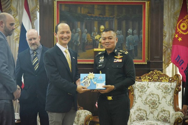 “แม่ทัพภาคที่ 2 ต้อนรับ อุปทูตด้านปราบปรามยาเสพติด สำนักงานปราบปรามยาเสพติดสหรัฐอเมริกา ประจำประเทศไทย”