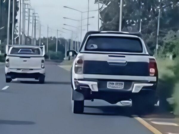 มุกดาหาร​ -​ ซิ่งนรกมุกดาหาร! ขับรถสายไปมาพุ่งชนฟุตบาท ชนป้ายหลวงพังยับ! รถตัวเองก็เยิน ทะเบียนหลุด แล้วยังขับหนีต่อ