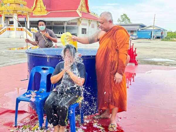 ปทุมธานี ศิษยานุศิษย์อาบน้ำมนต์ธรณีสารใหญ่ ราชาฤกษ์ พระครูขันติธรรมรัต เจ้าอาวาส วัดตระพัง สามโคก ปทุมธานี เพื่อเป็นสิริมงคล