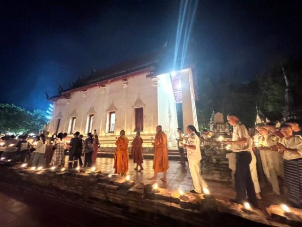 ปทุมธานี พิธีเวียนเทียนวันอาสาฬหบูชา รอบอุโบสถเก่าแก่ อายุ ๓๕๗ ปีพร้อมด้วยจุดดวงประทีป ๑,๐๐๐ ดวง เพื่อถวายเป็นพุทธบูชา