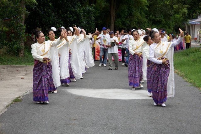 สัตหีบ ชาวเกล็ดแก้วร่วมสืบสานประเพณีอันดีงาม จัดขบวนแห่นางรำ ถวายเทียนพรรษา