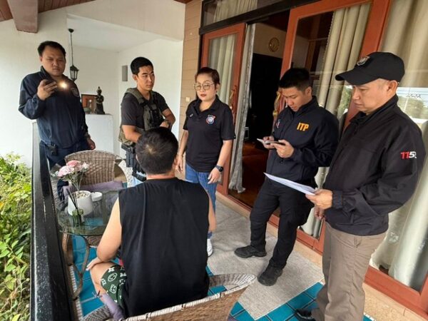 ชลบุรี-ตร.ท่องเที่ยวพัทยา บุกค้นบ้านหรูชาวจีนขี้อวด โพสต์รูปคู่ปืน