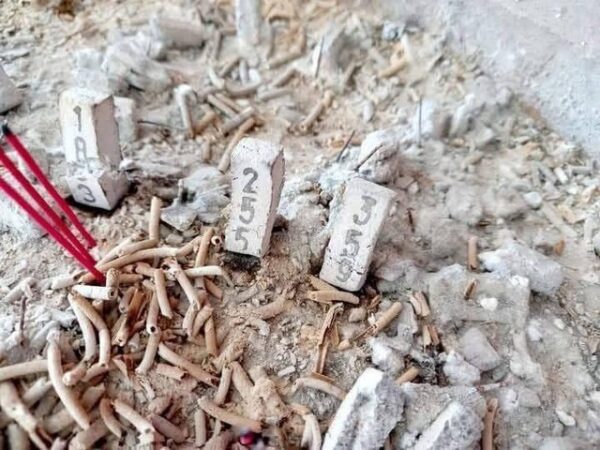 ปทุมธานี “คึกคัก”ชาวบ้านส่องเลขธูปไอ้ไข่วัดบางเตยกลาง สามโคก หวังรับโชคในวันหวยออก