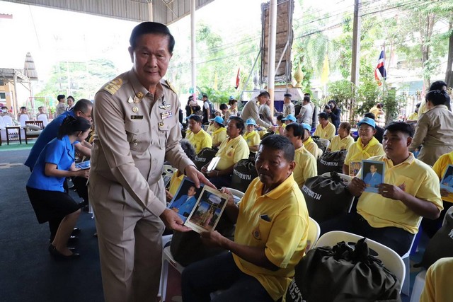 ปทุมธานี มูลนิธิราชประชานุเคราะห์ฯ มอบสิ่งของพระราชทาน ช่วยเหลือบรรเทาทุกข์ผู้ประสบวาตภัย 58 ครัวเรือนในพื้นที่อำเภอเมืองปทุมธานี