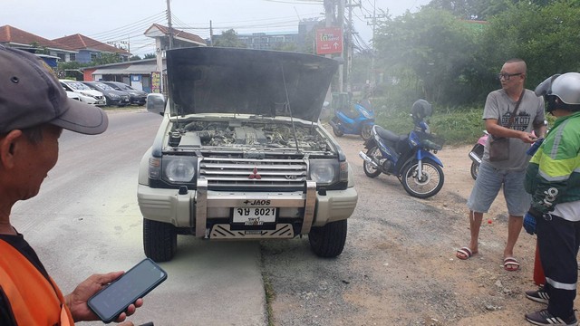 หวิดวอด! เพลิงลุกห้องเครื่องรถปาเจโร กลางถนนพัทยาเหนือ โชคดีชาวบ้านช่วยดับทัน