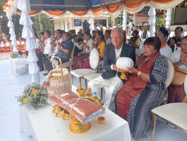 กาฬสินธุ์ฮือฮาครอบครัวฝรั่งหัวใจพุทธสร้างวัด-แจกไข่ไก่ชาวบ้าน