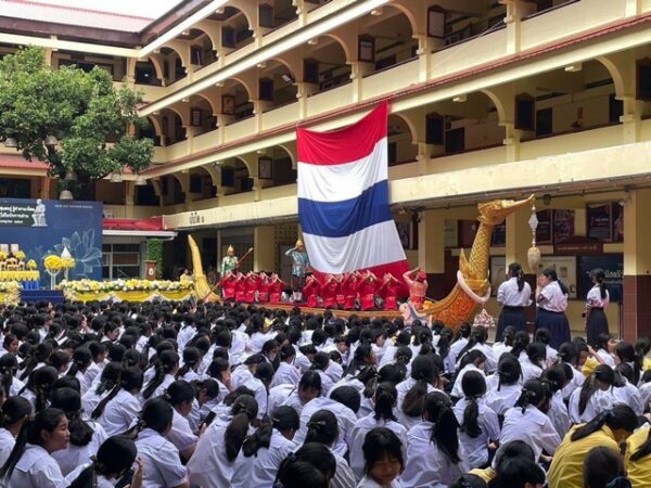 กรมการขนส่งทหารเรือจัดเรือสุพรรณหงส์จำลองพร้อมกำลังพลฝีพาย เพื่อสนับสนุนโรงเรียนสตรีวัดระฆัง