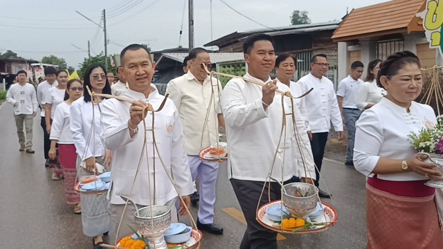 จ.อุตรดิตถ์/ชาวลาวเวียง’ สืบสานประเพณี ‘ตักบาตรหาบจังหัน’ งานบุญวันพระใหญ่ ที่เดียวในไทย ส่องเลขเด็ดท้าวเวสสุวรรณ