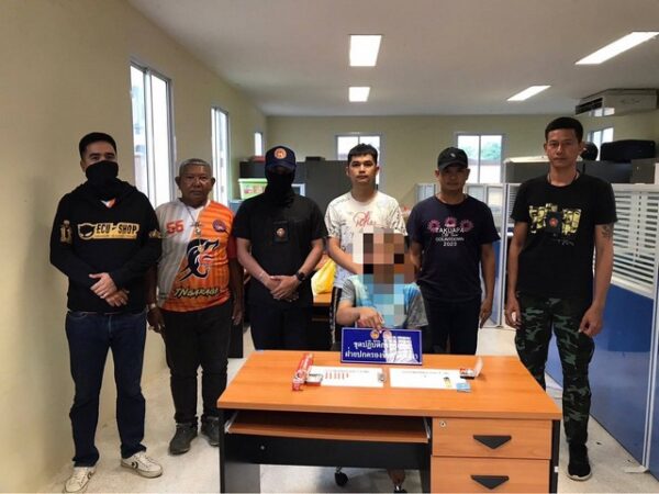 พังงา-ชุดปฏิบัติการพิเศษฝ่ายปกครอง “เอราวัณ”รวบกลุ่มวัยรุ่นชาย-หญิงมั่วสุมและจำหน่ายยาเสพติดในพื้นที่