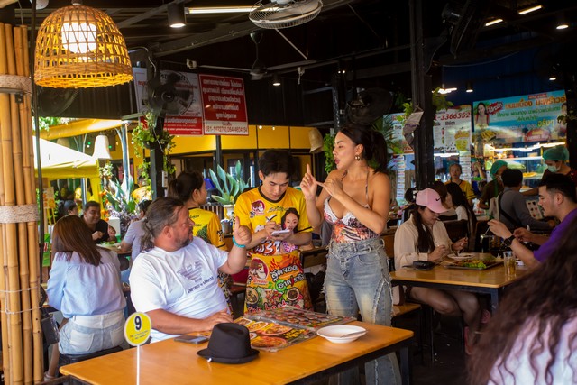 ชลบุรี-เจ้าของร้าน ไก่ยกครก พัทยา เคลียร์ดราม่าแต่งตัวเซ็กซี่ ยันเป็นกลยุทธ์การตลาด – สุขอนามัยยังเข้ม ลูกค้าแน่นเพราะรสชาติและบริการ