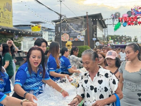 เราไม่ทิ้งกัน ส.ผู้ประกอบการธุรกิจกลางคืนเมืองพัทยา ร่วมตลาดทรีทาวน์ ช่วยคนกลางคืนขาดรายได้