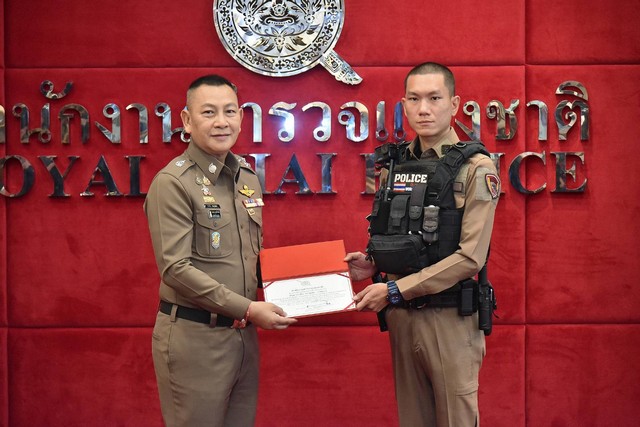 ผู้บัญชาการตำรจแห่งชาติมอบรางวัลแก่ 2 ตำรวจ สน.สุทธิสาร เข้าระงับเหตุชายคลุ้มคลั่งบริเวณซอยรัชดา 16 คำนึงถึงความปลอดภัยของพี่น้องประชาชนเป็นสำคัญ