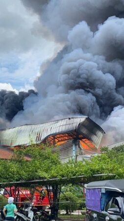 สระบุรี/คืบหน้าเหตุเพลิงไหม้โรงงานทิชชู่หนองแค! ไฟยังปะทุซากโรงงาน – ยอดดับพุ่ง 8 ราย สูญหายอีก 2 เร่งหาทุกวินาที