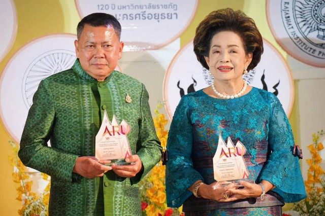 อยุธยา – นายกองค์การบริหารส่วนจังหวัดพระนครศรีอยุธยา พร้อมรับโล่รางวัลศิษย์เก่าดีเด่น ประเภทรางวัลเกียรติยศ ณ หอประชุมมหาวิทยาลัยราชภัฏพระนครศรีอยุธยา