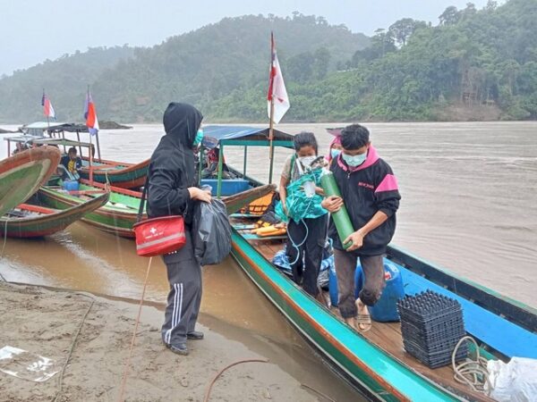 แม่ฮ่องสอน-จนท.ทพ.36 ฐานปฏิบัติการแม่สามแลบ เข้าช่วยเหลือ อำนวยความสะดวกในการเคลื่อนย้ายผู้ป่วยเด็กรักษาตัวต่อ