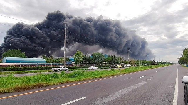 บุรีรัมย์ ไหม้ระทึกโรงงานผลิตยางพารา 6 ชม คุมไม่ได้กลุ่มควันไกล 10 กม